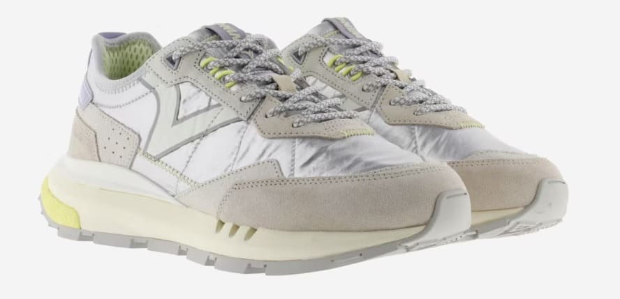 Las zapatillas deportivas de mujer de nylon metalizado en color plata de Victoria en El Corte Inglés