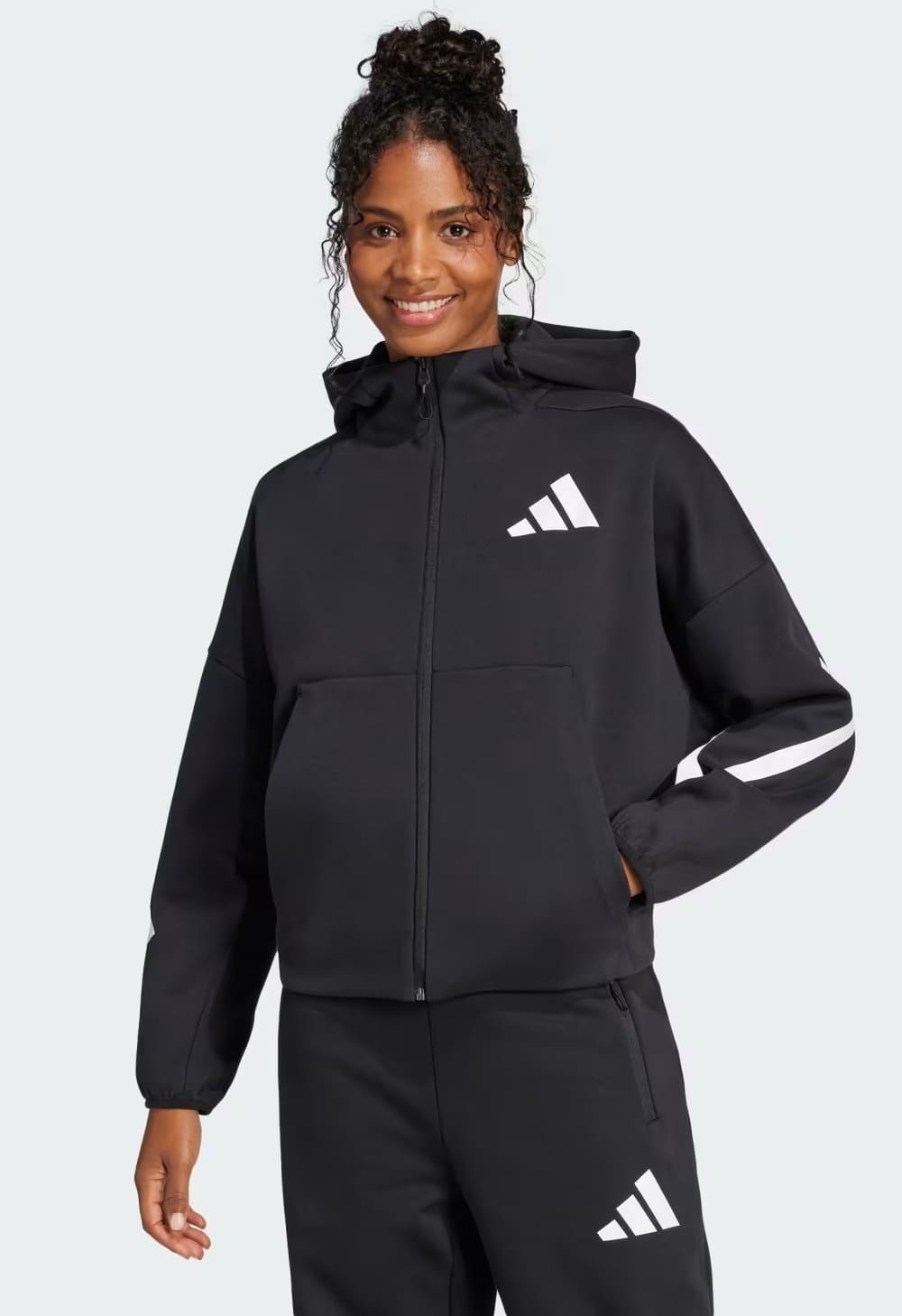 La nueva chaqueta con capucha Adidas Z.N.E. en color negro