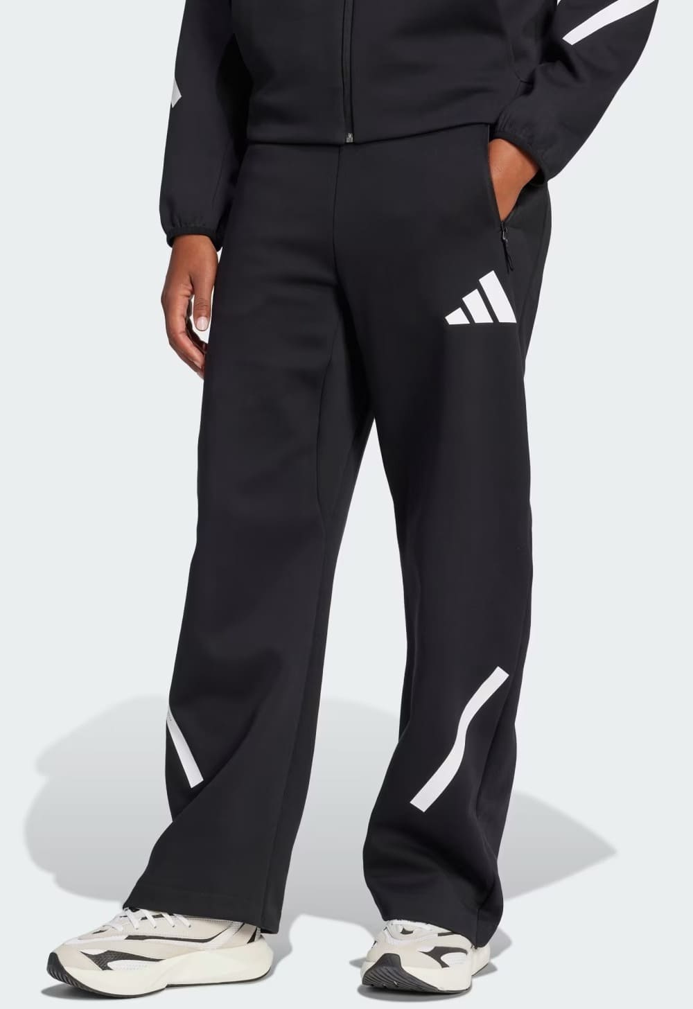 El pantalón Adidas Z.N.E. Barrel en color negro