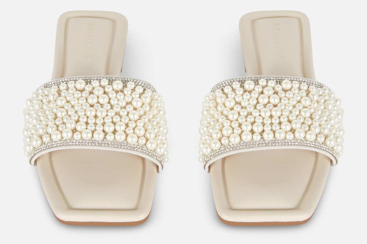 Sandalias destalonadas con perlas sintéticas de Primark