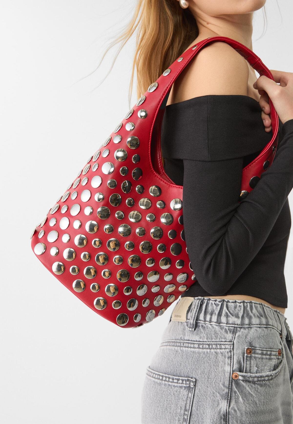 Bolso de hombro con tachas decorativas