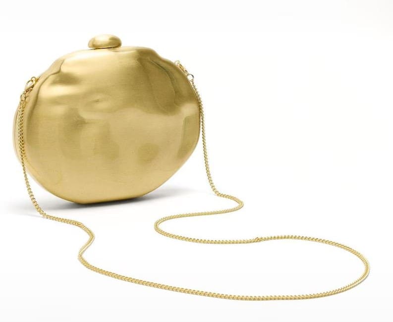 Bolso de fiesta estilo clutch convertible a bandolera con cierre de botón en liso