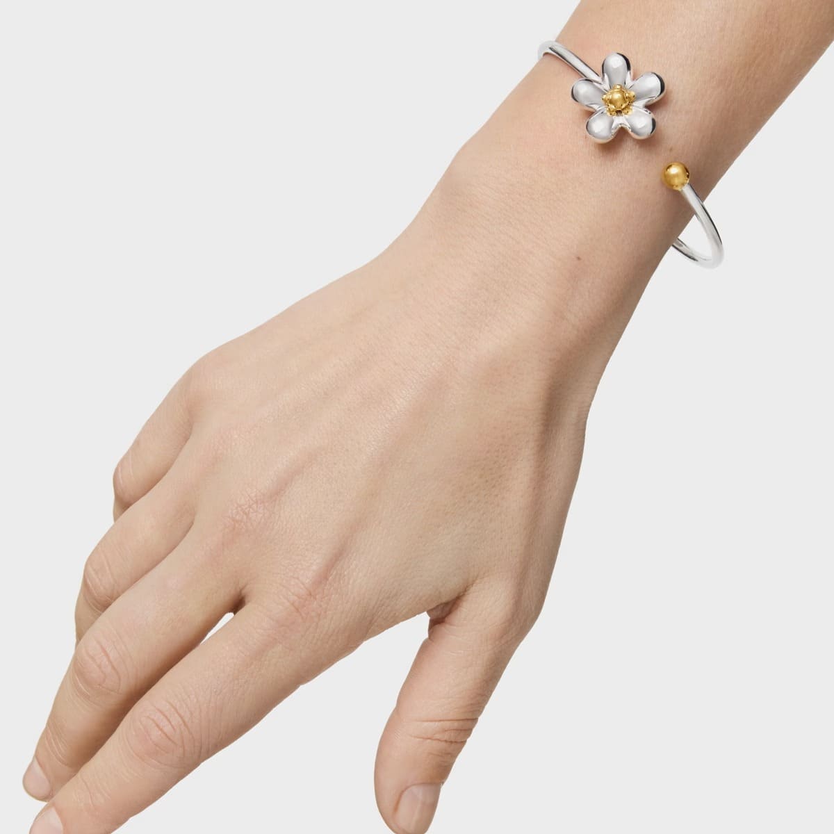 La nueva pulsera esclava bicolor Daisy de Tous