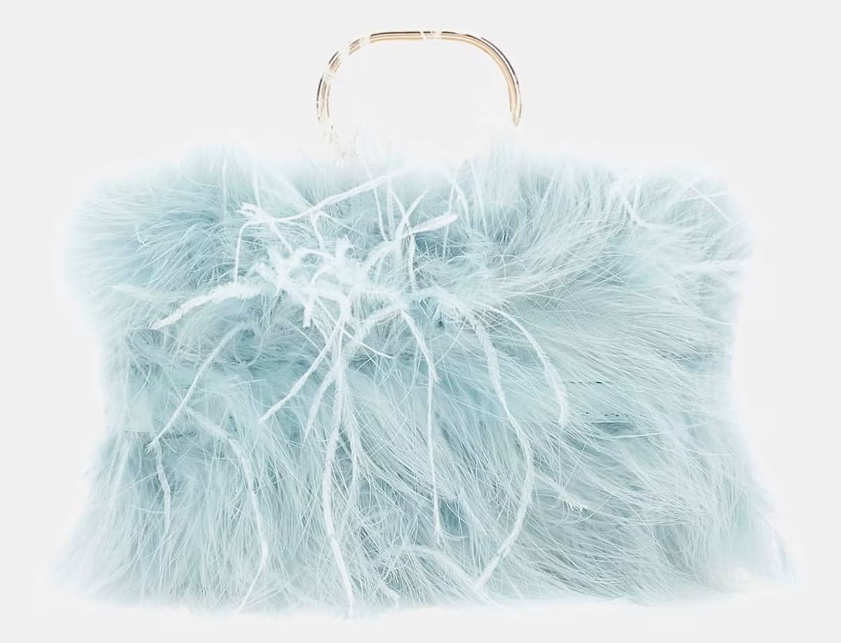 El bolso Clutch Dalida con plumas en color azul de Guess