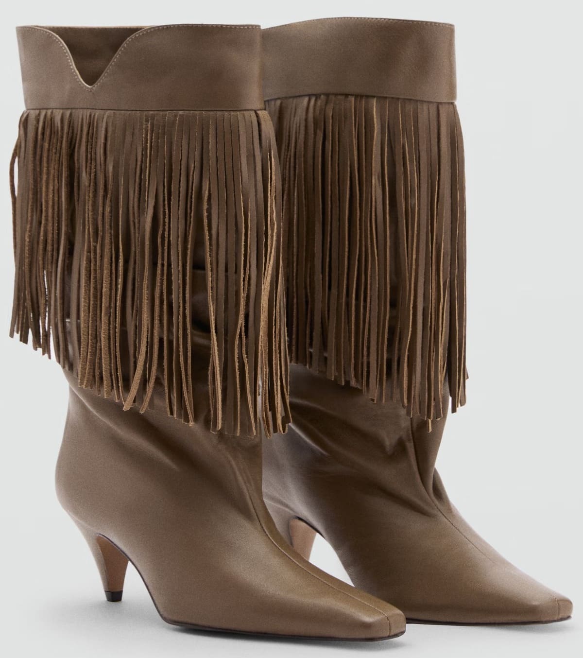 El botín de piel con tacón y flecos en color caqui de Mango