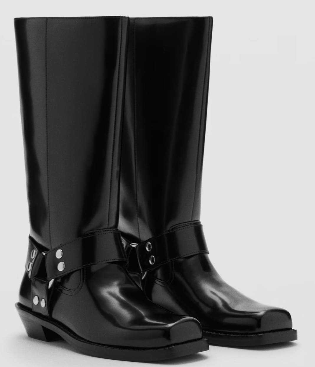 Las botas de punta cuadrada con detalles metálicos en color negro de Mango