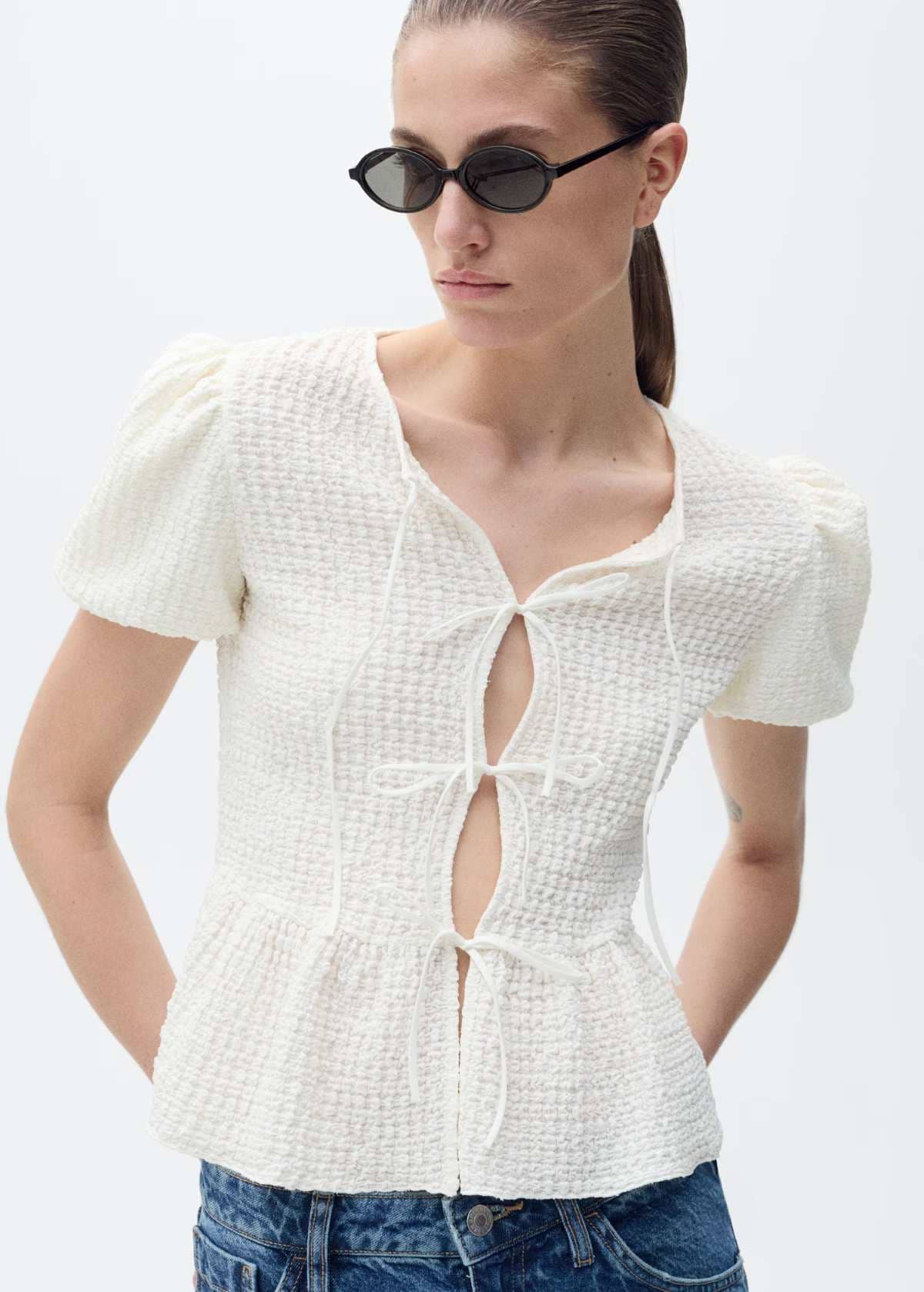 Blusa textura cierre lazos de Mango