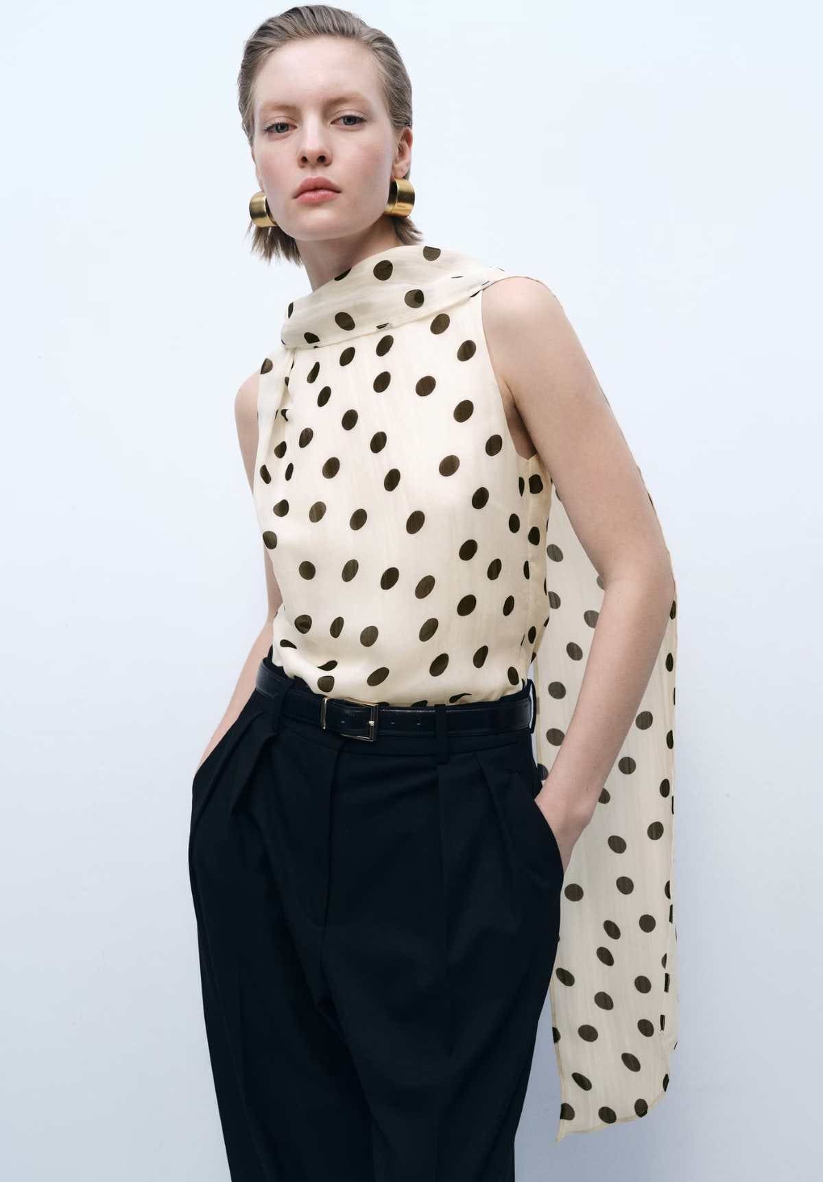 Blusa topos cuello envolvente de Mango