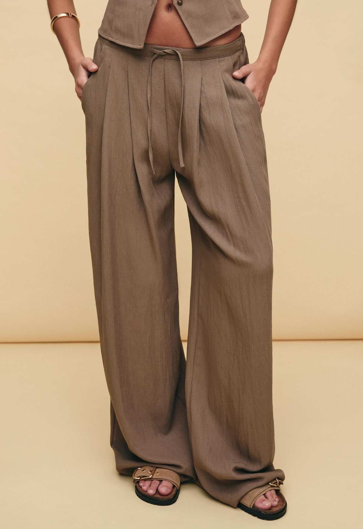 Pantalón cordón textura de Stradivarius