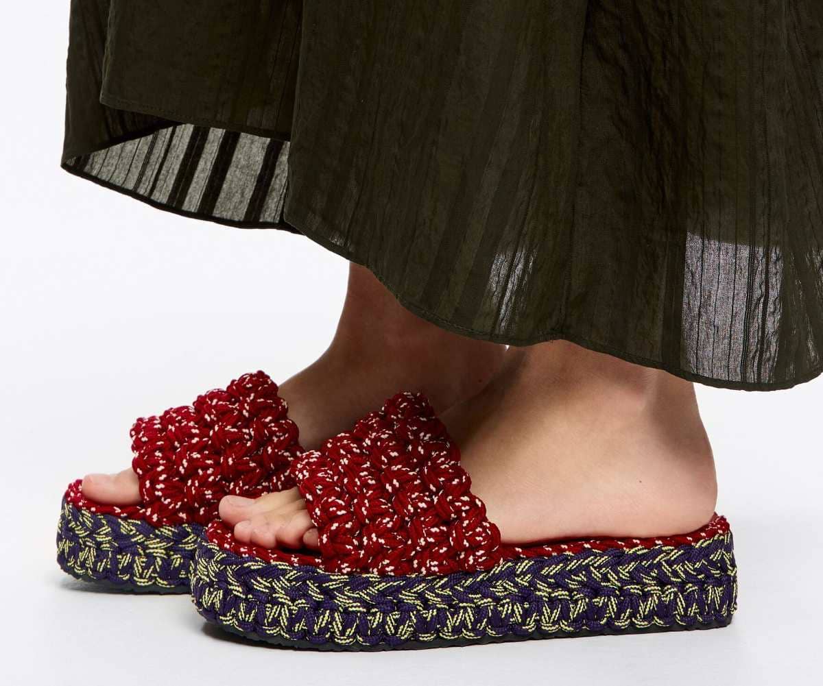 Sandalia plataforma cabo trenzado azul y rojo de Bimba y Lola