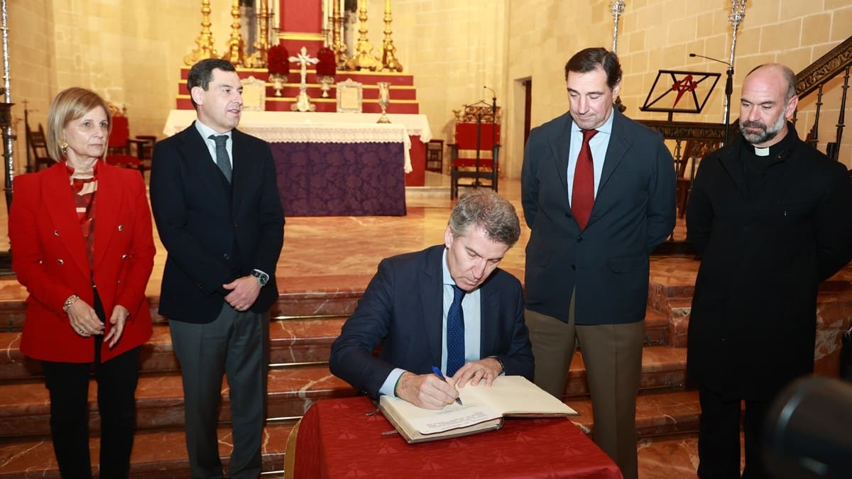 Núñez Feijóo firmando en uno de los libros de honor de las hermandades | Cristo García