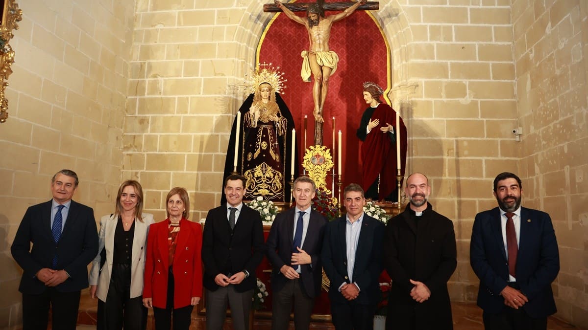 Feijóo, acompañado de otros dirigentes del PP, posa ante el Cristo de la Buena Muerte | Cristo García