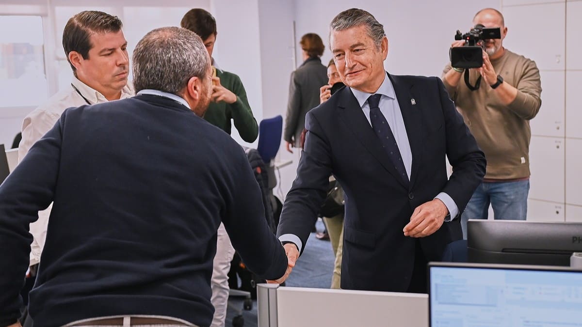 Antonio Sanz, durante su visita a las oficinas de Deloitte en Sevilla | Salvador López Medina
