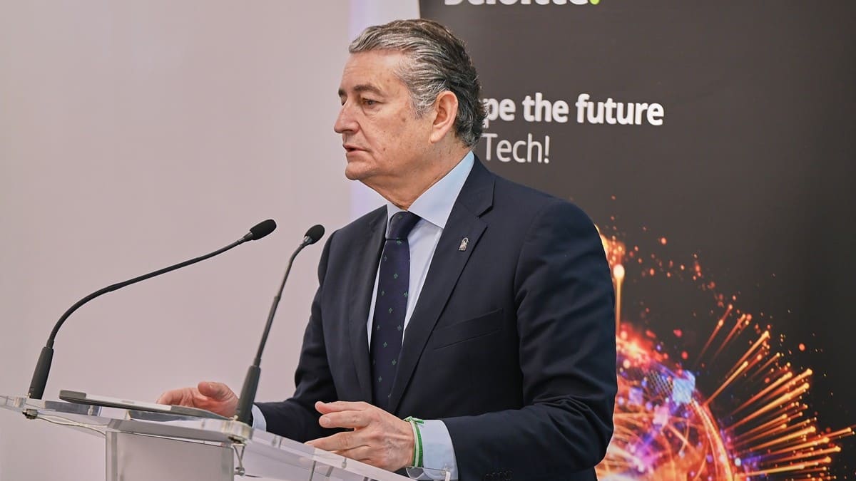 Sanz, durante su atención a los medios | Salvador López Medina