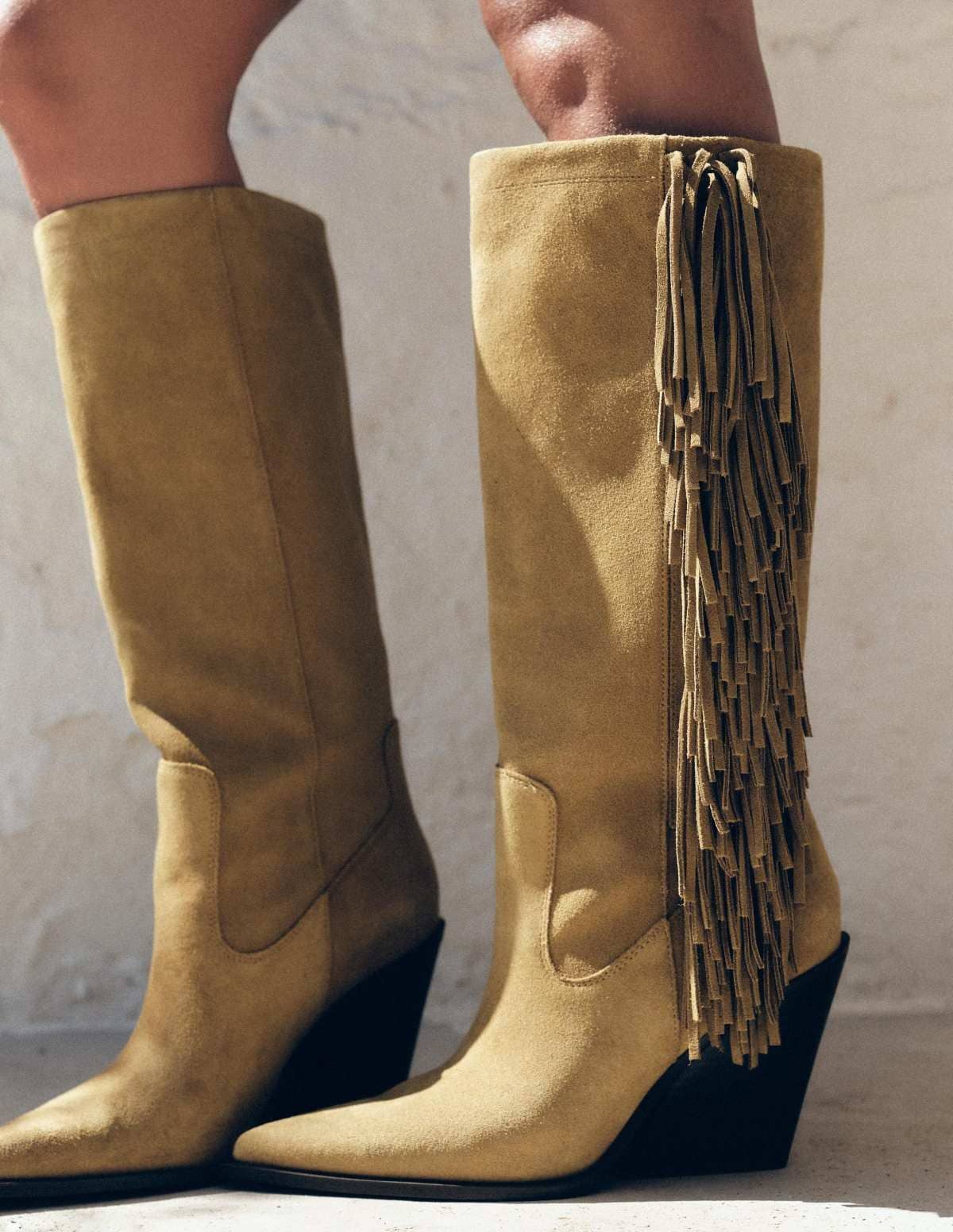 Bota serraje flecos de Zara