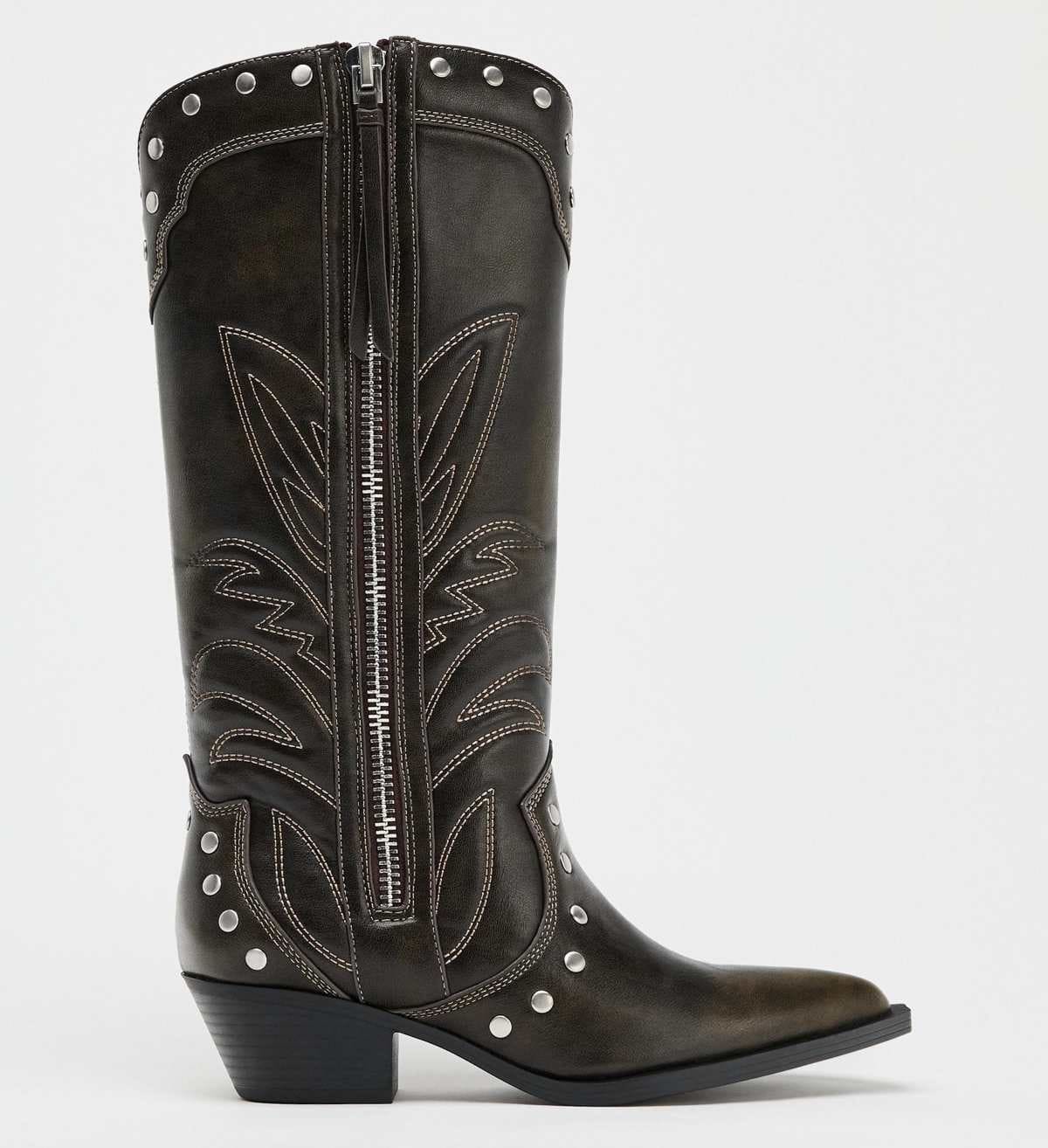 Bota tachas cowboy de Zara