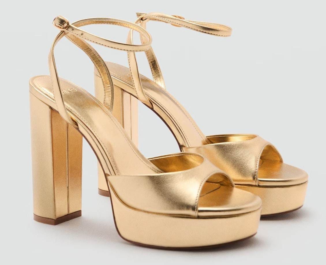 Sandalia tacón efecto metalizado de Mango