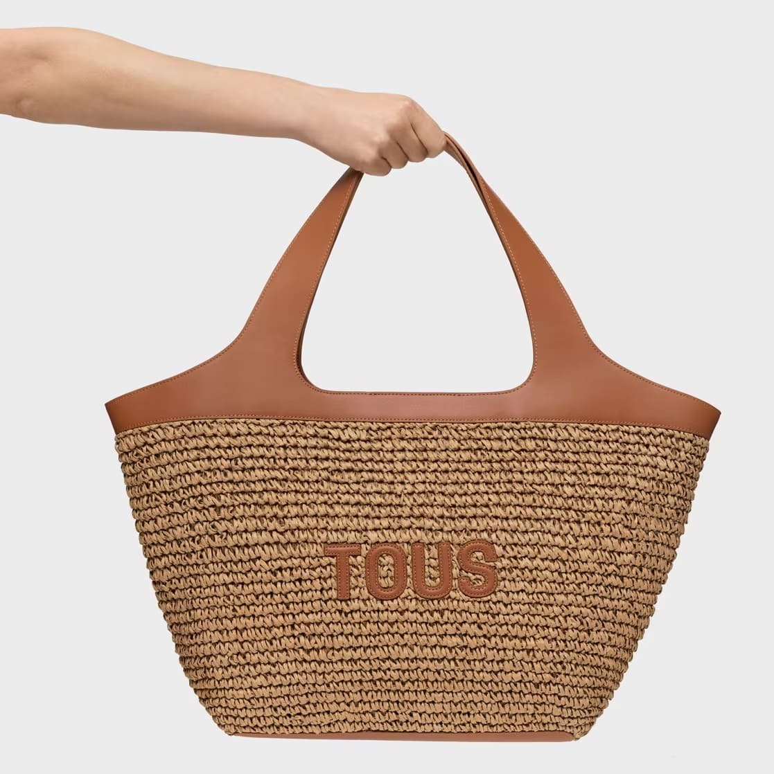 El nuevo bolso capazo grande en color camel Tous Litio de rafia