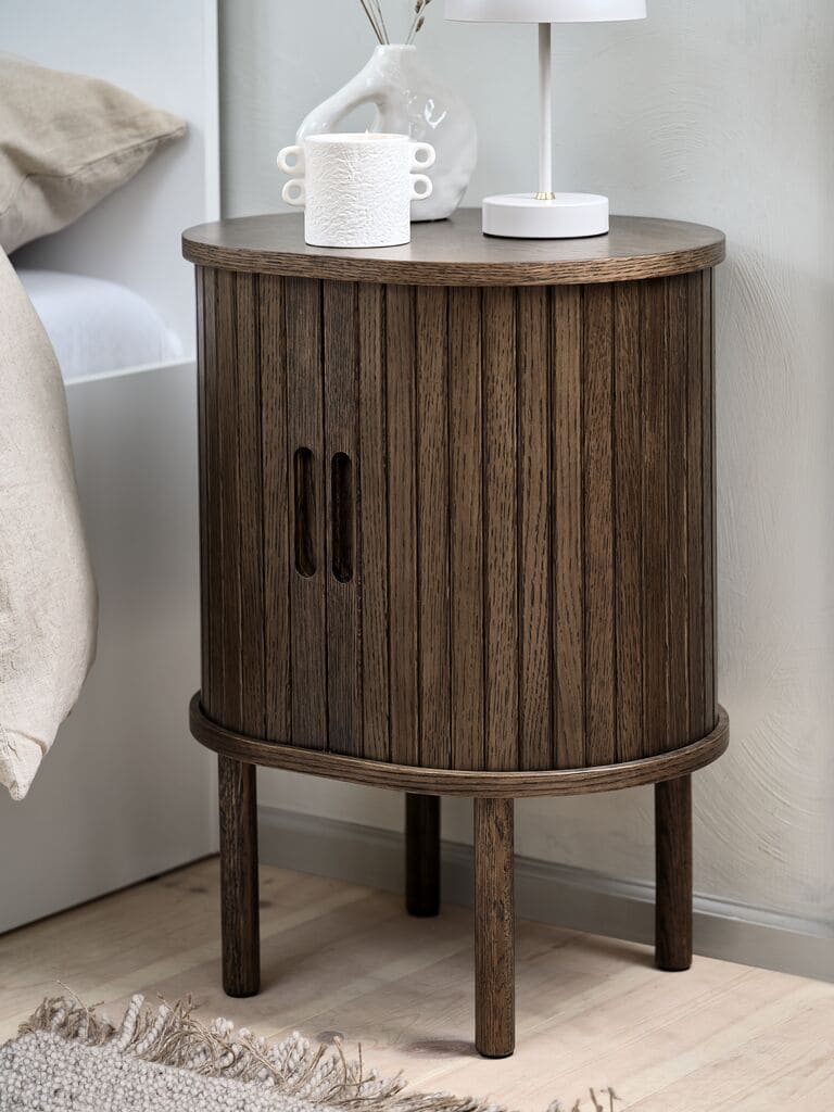 La mesita de noche LYNGVIG 2 puertas persiana en color roble oscuro de Jysk