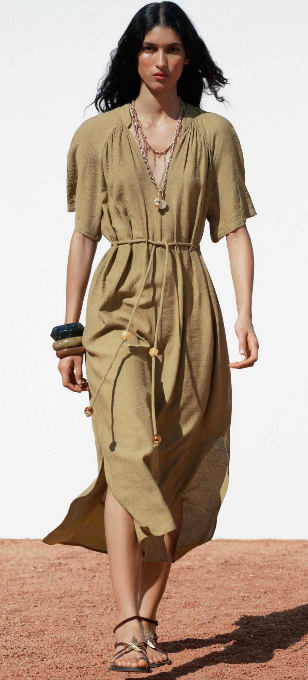 Vestido midi cinturón abalorios de Zara