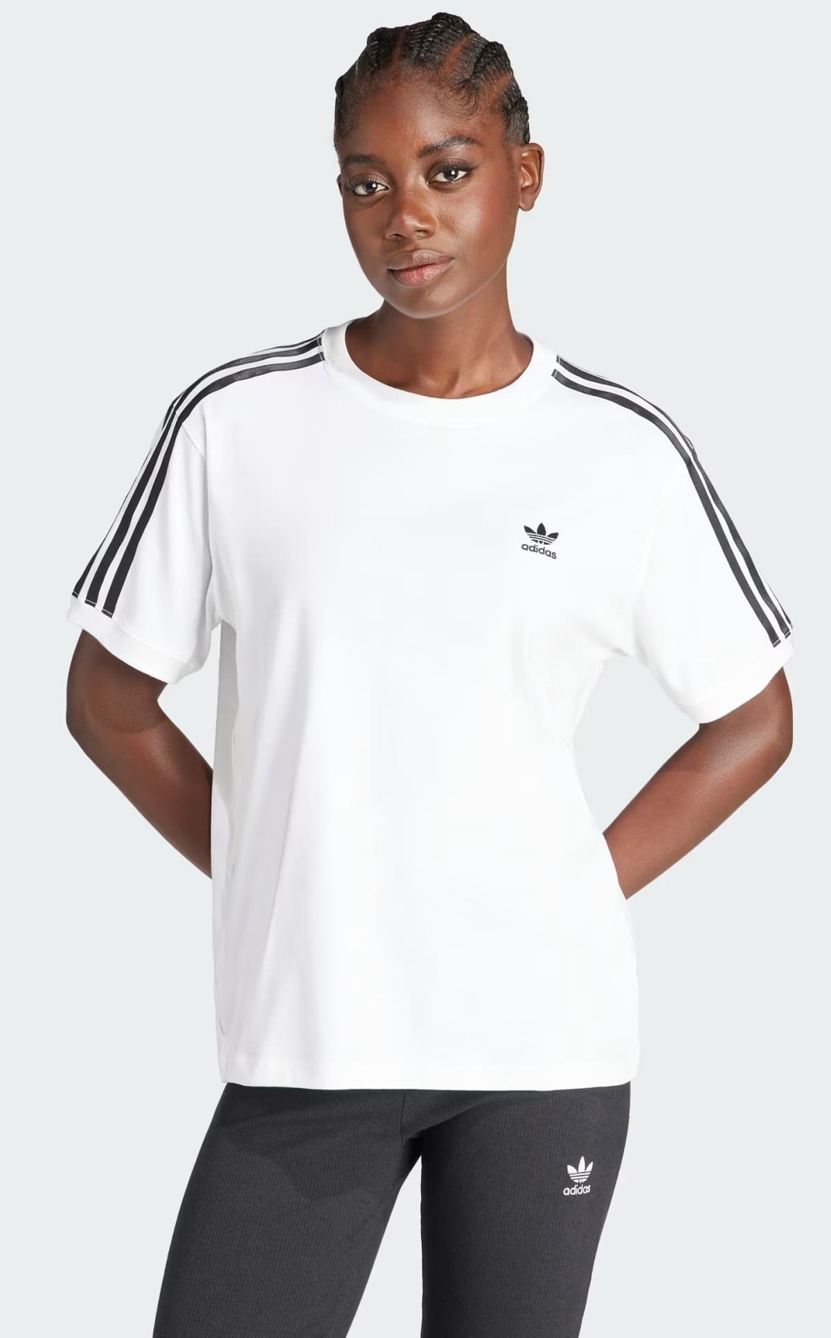 La camiseta en color blanco con 3 bandas de Adidas