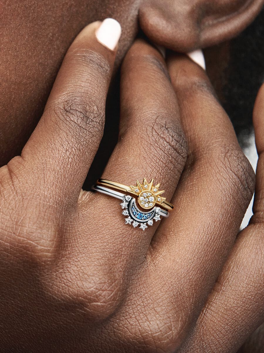 Anillo PANDORA con detalle de medialuna