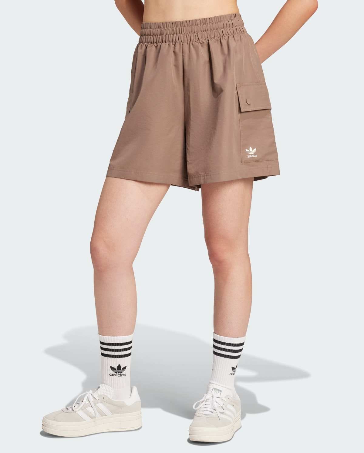 Pantalón corto Essentials Woven High-Waist Cargo de Adidas