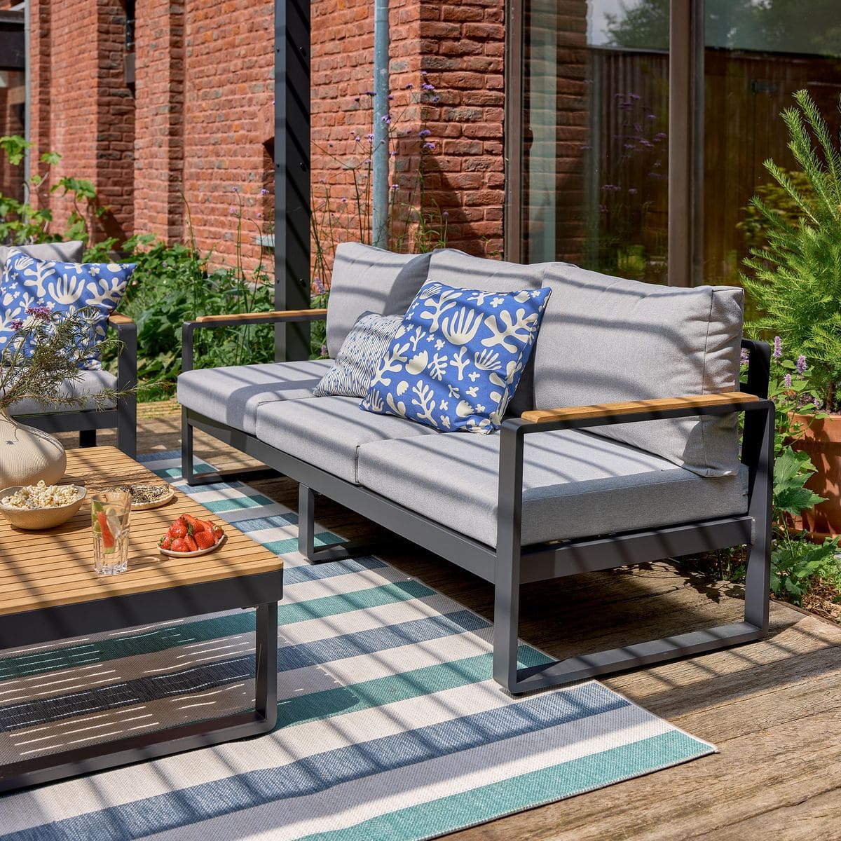 El sofá de jardín con cojín de jardín de aluminio Persea gris de Leroy Merlin