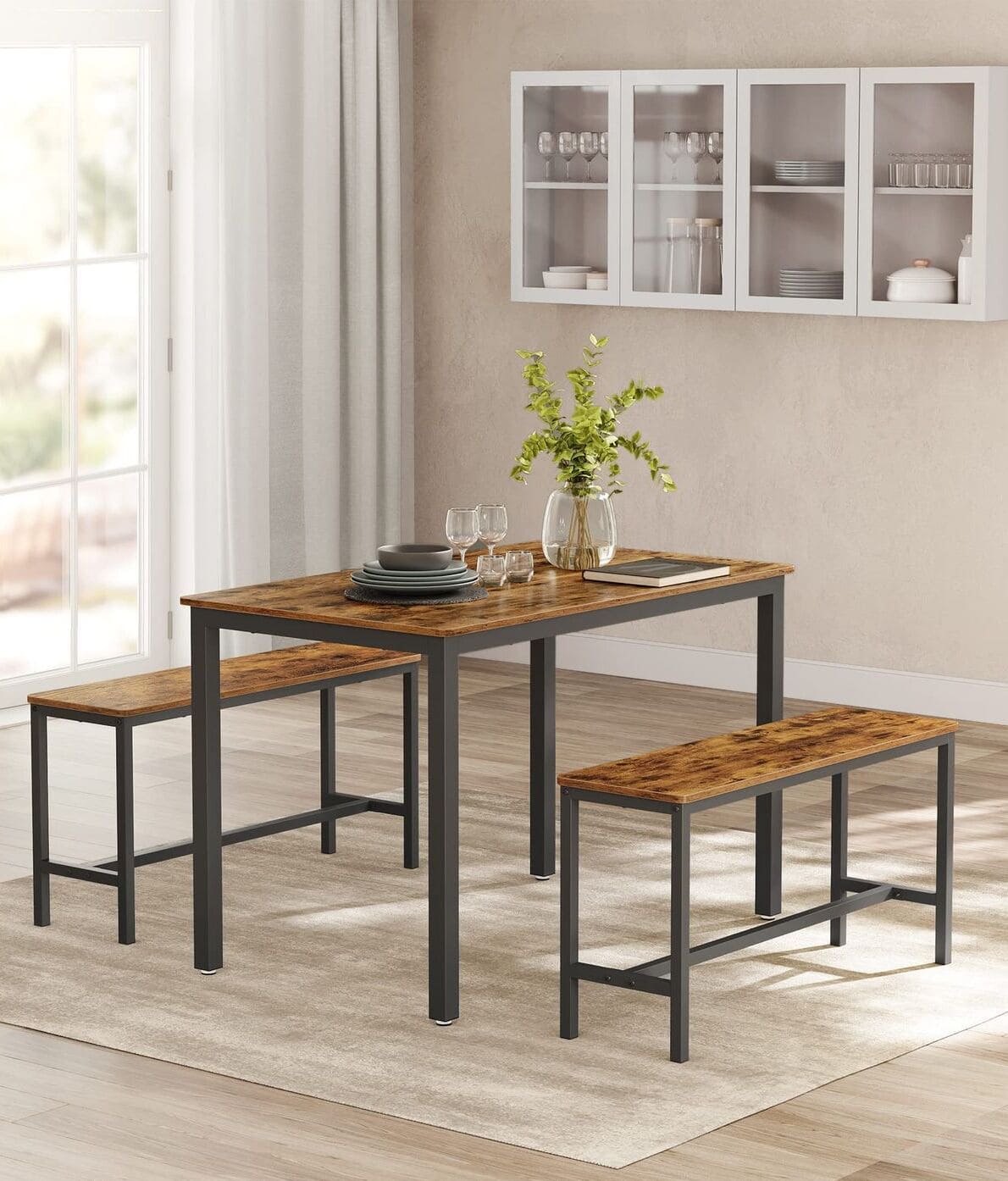 El conjunto de comedor estilo rústico con mesa y dos bancos de Carrefour