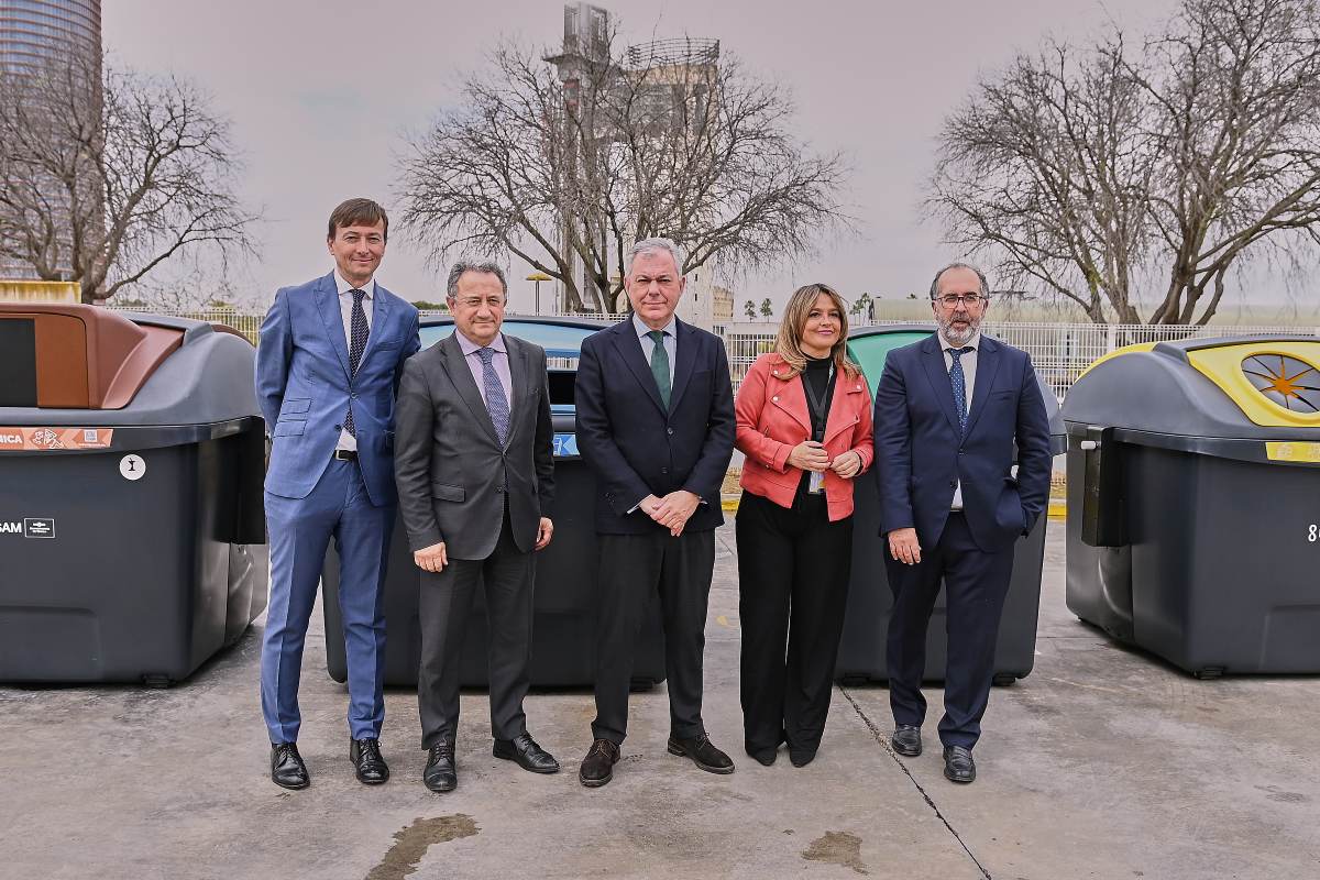 El Ayuntamiento de Sevilla presenta los nuevos contenedores de Sevilla | Salvador López Medina para El MIRA