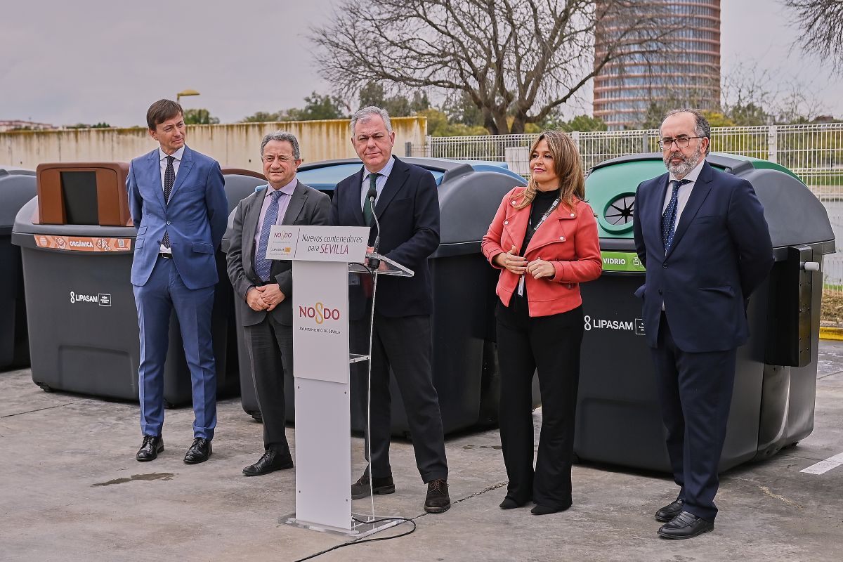 José Luis Sanz presenta los nuevos contenedores de Sevilla | Salvador López Medina para El MIRA