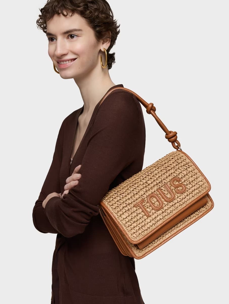 El nuevo bolso bandolera mediana color camel Audree Rafia de Tous