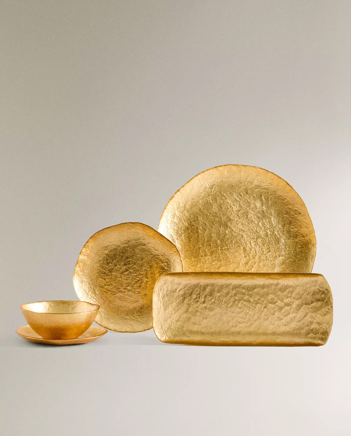 Vajilla de vidrio dorado con diseño texturizado