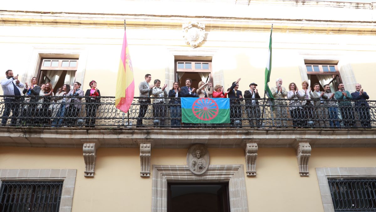 Colocación de la bandera de la bandera gitana en el balcón del Ayuntamiento de Jerez | Cristo García