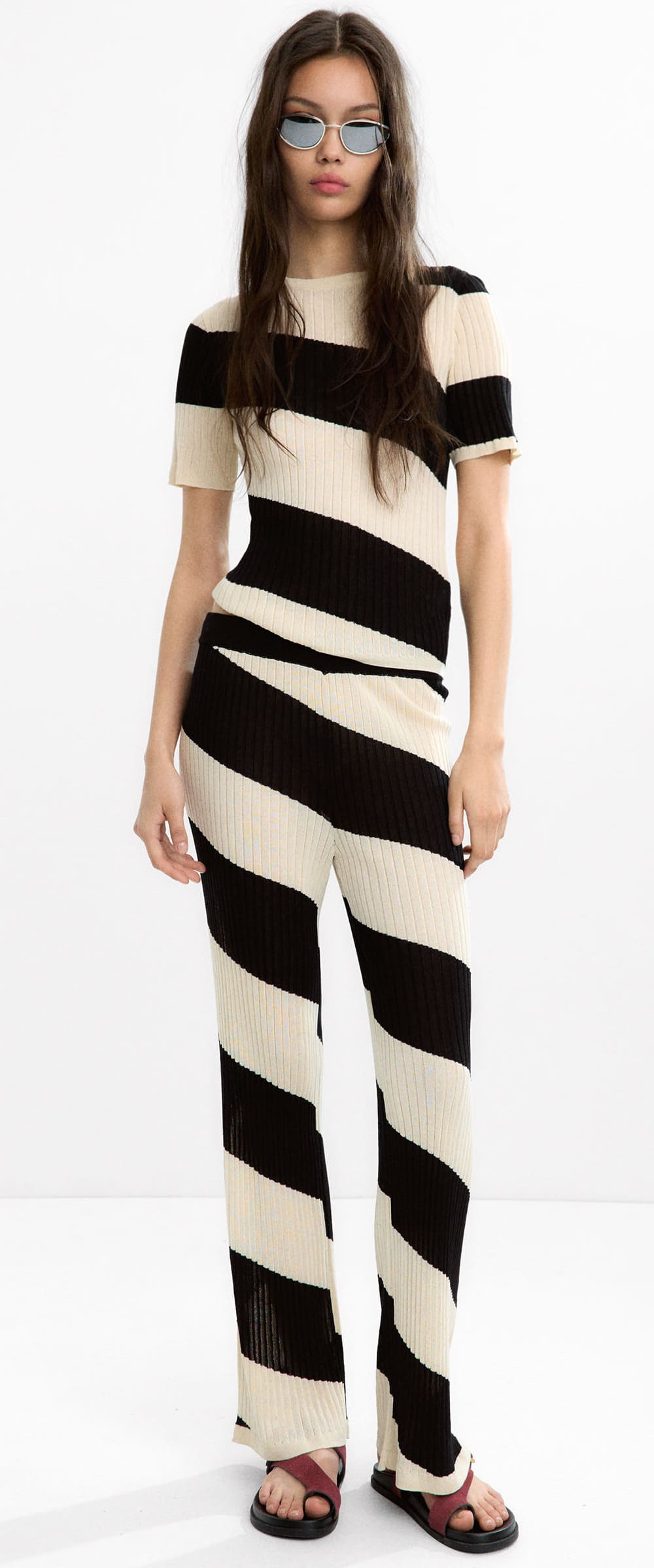 El nuevo pantalón de punto a rayas beige y negro de Parfois