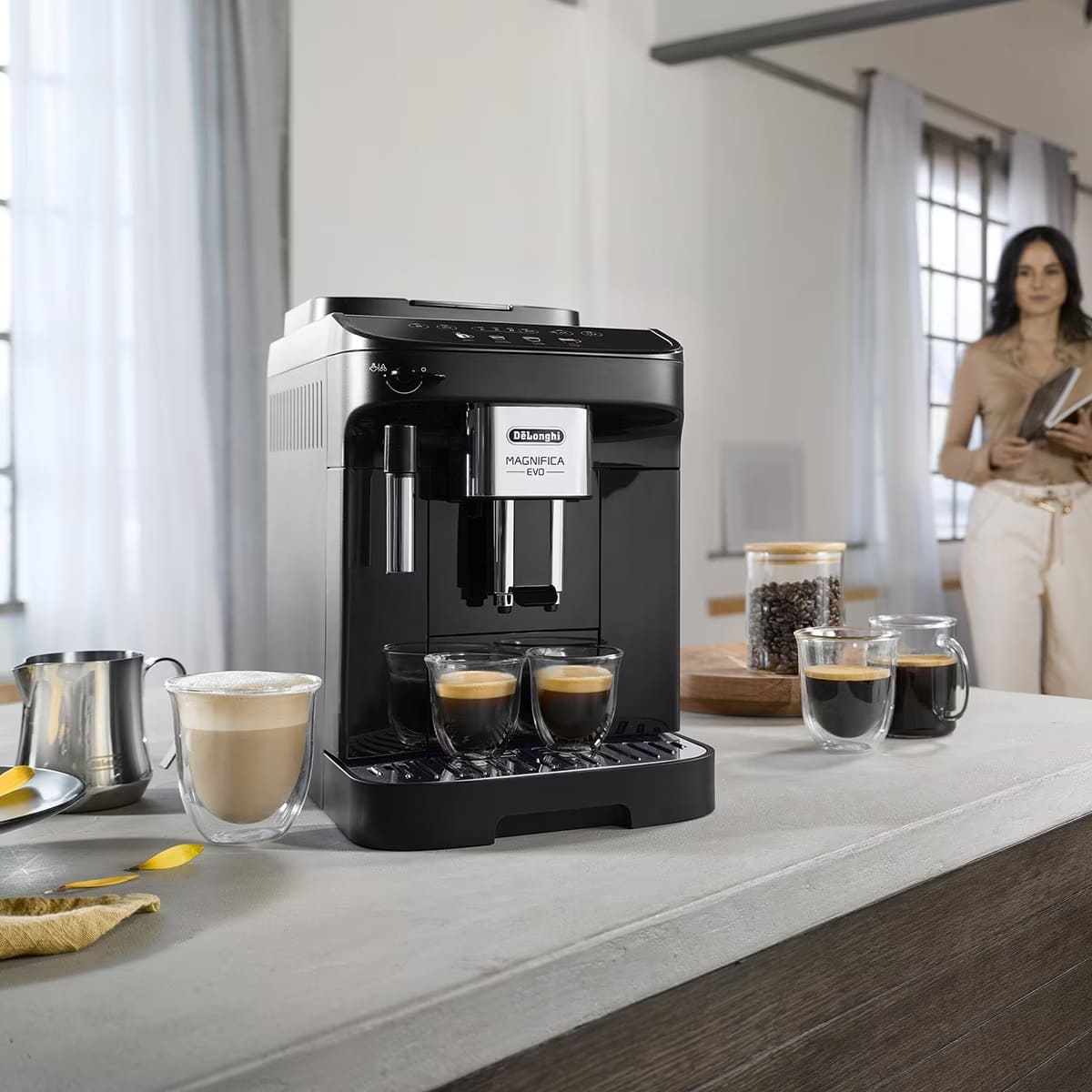 La cafetera superautomática De'Longhi Magnifica Evo con molinillo incorporado en El Corte Inglés