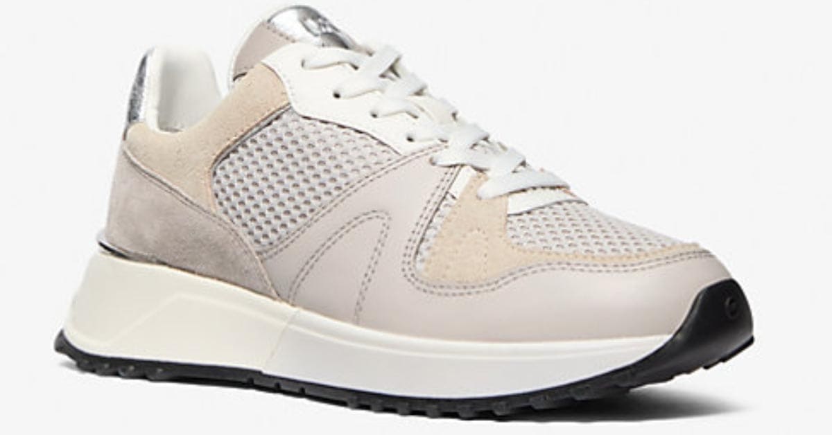 Las nuevas zapatillas Jaime de varios materiales en color gris perla de Michael Kors