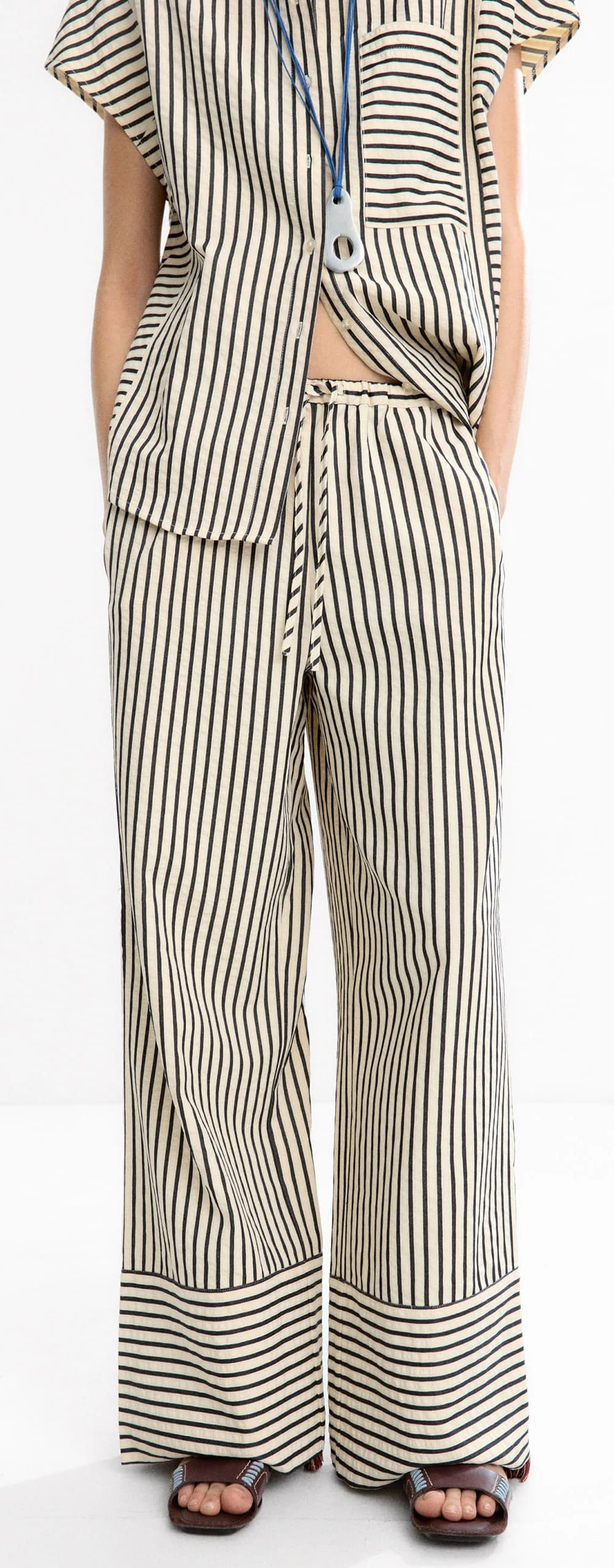 El nuevo pantalón fluido con rayas blanco y negro de Parfois