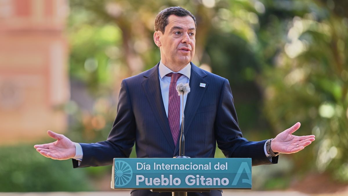 Juanma Moreno en el acto institucional por el Día Internacional del Pueblo Gitano | Salvador López Medina