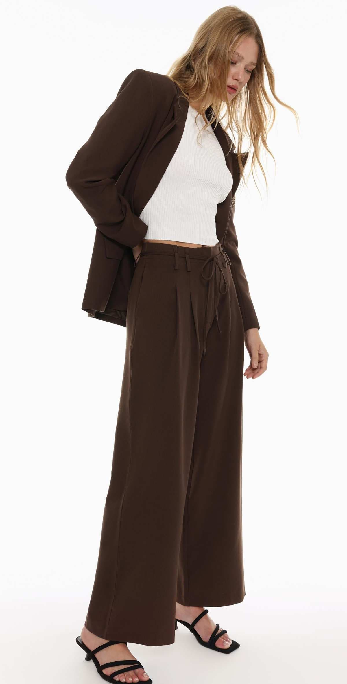 Pantalón wide leg pinzas de Lefties