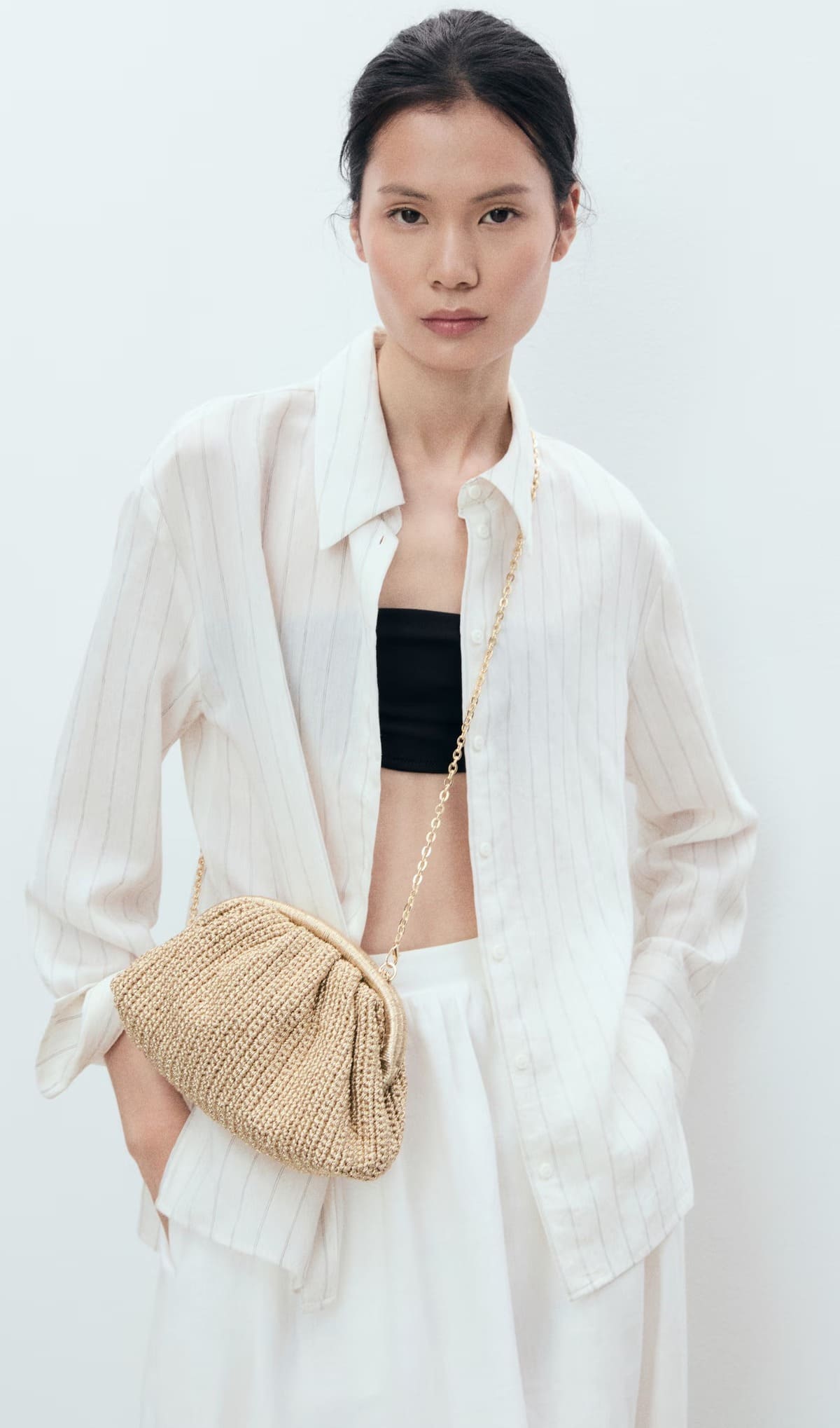 El nuevo bolso clutch con acabado de brillo en color oro de Mango