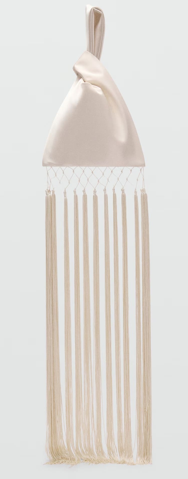 El nuevo bolso de mano satinado con acabado de flecos de Mango