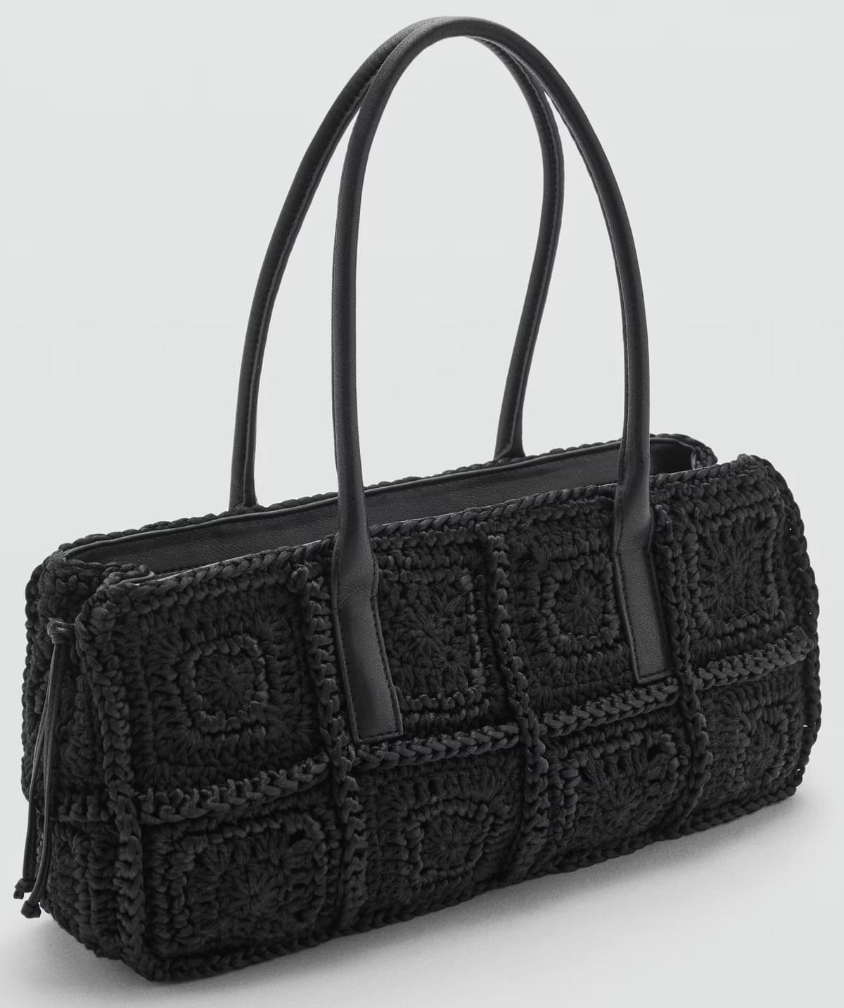 El nuevo bolso de hombro de crochet en color negro de Mango