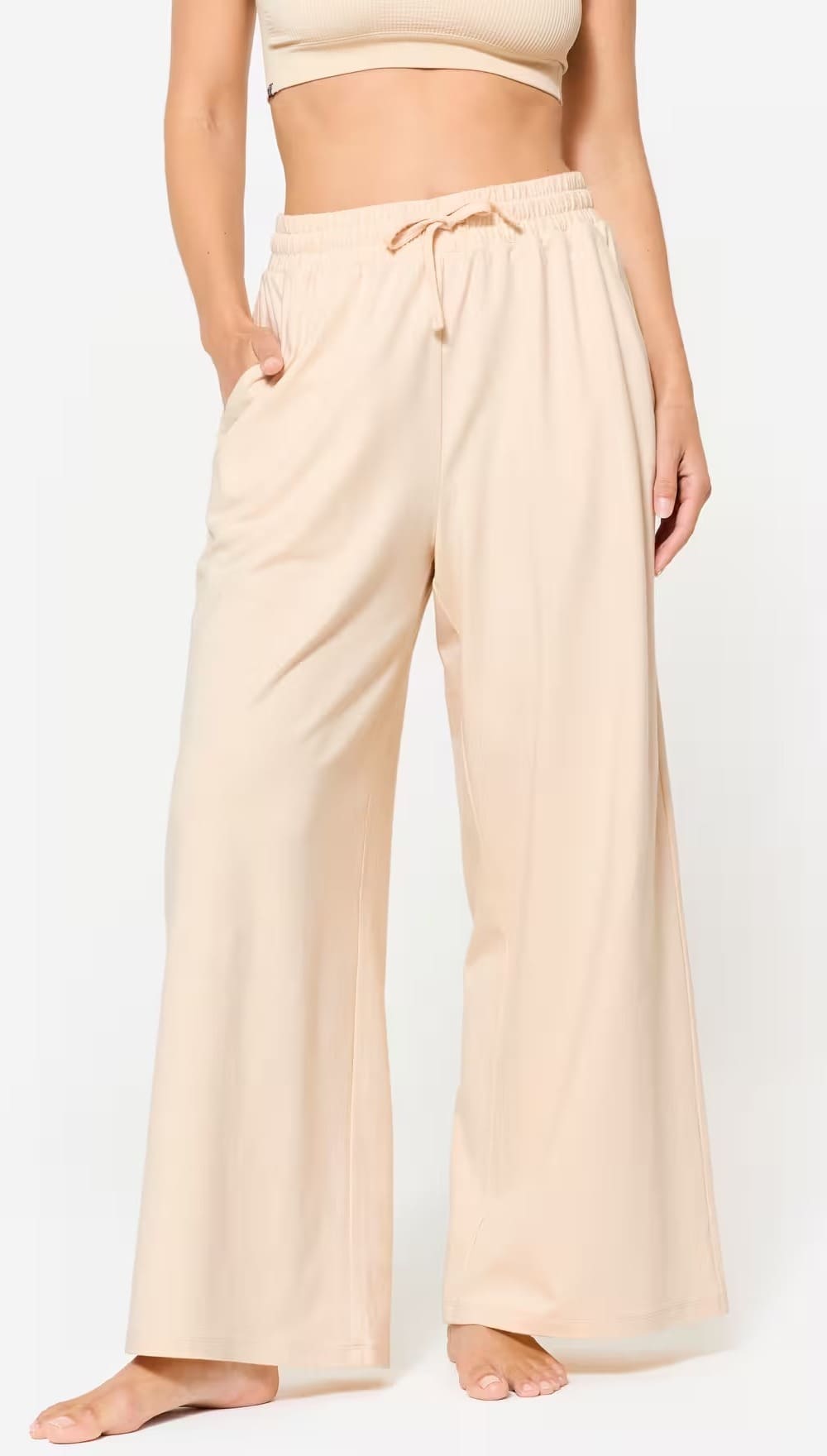 El pantalón flare fitness 520 para mujer de Domyos en color blanco roto en Decathlon