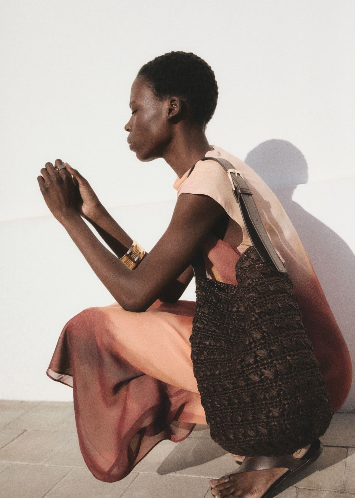 El nuevo bolso de hombro de fibra natural en color marrón chocolate de Mango