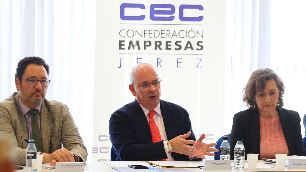 El vicepresidente de la CEC José Andrés Santos, junto a Javier Sánchez Rojas y Carmen Romero, secretaria general