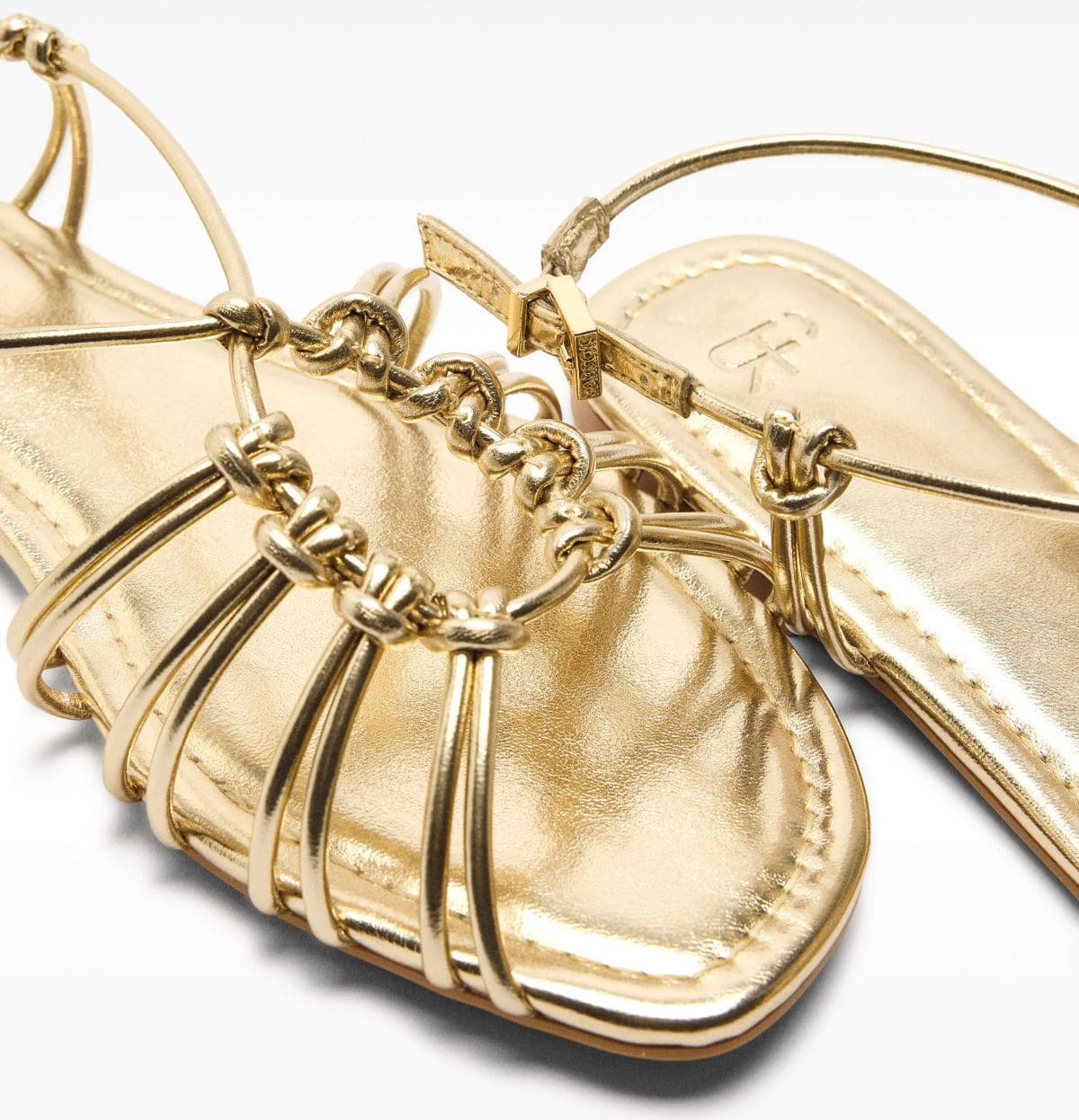 Sandalias planas metalizadas con tiras y nudos de Parfois