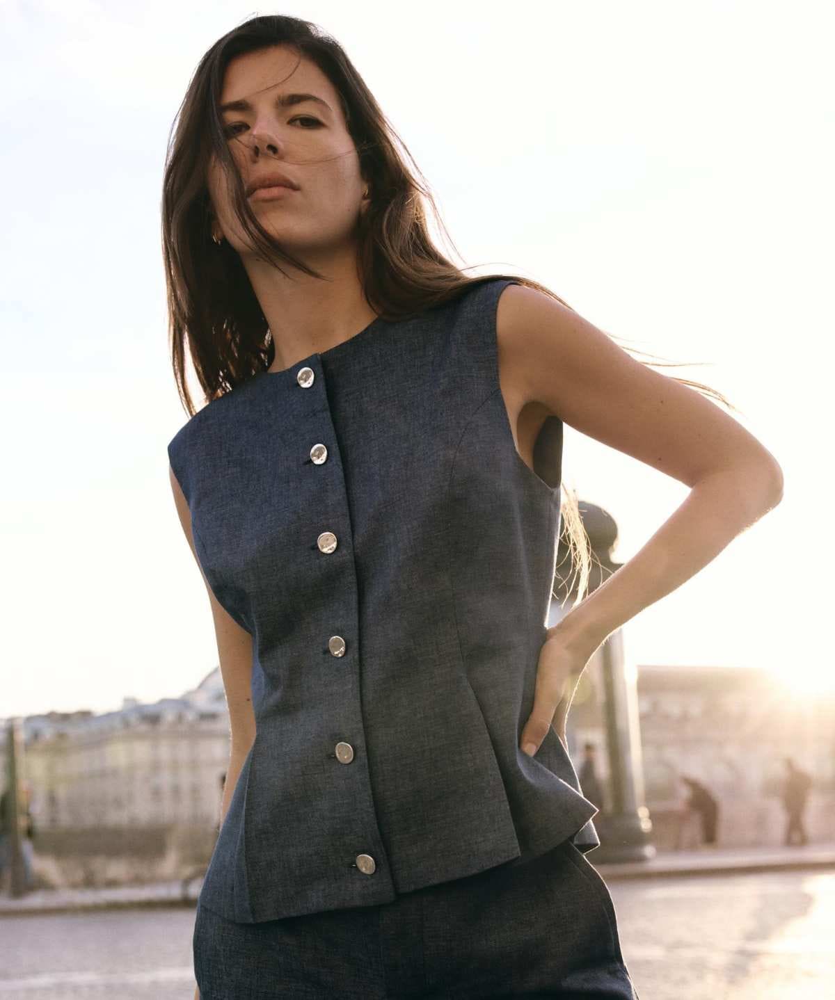 Chaleco pinzas con lino de Zara