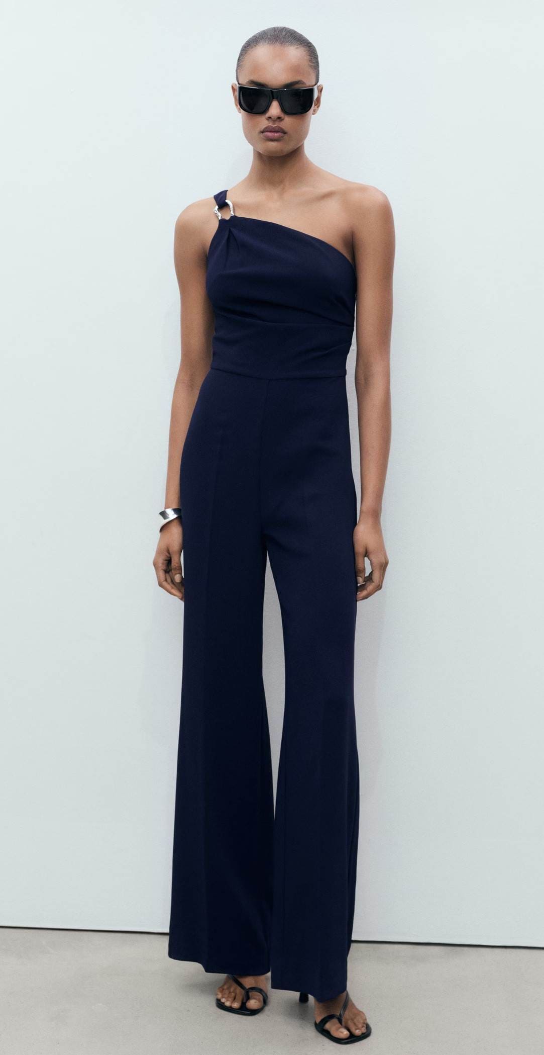 Mono asimétrico detalle metálico