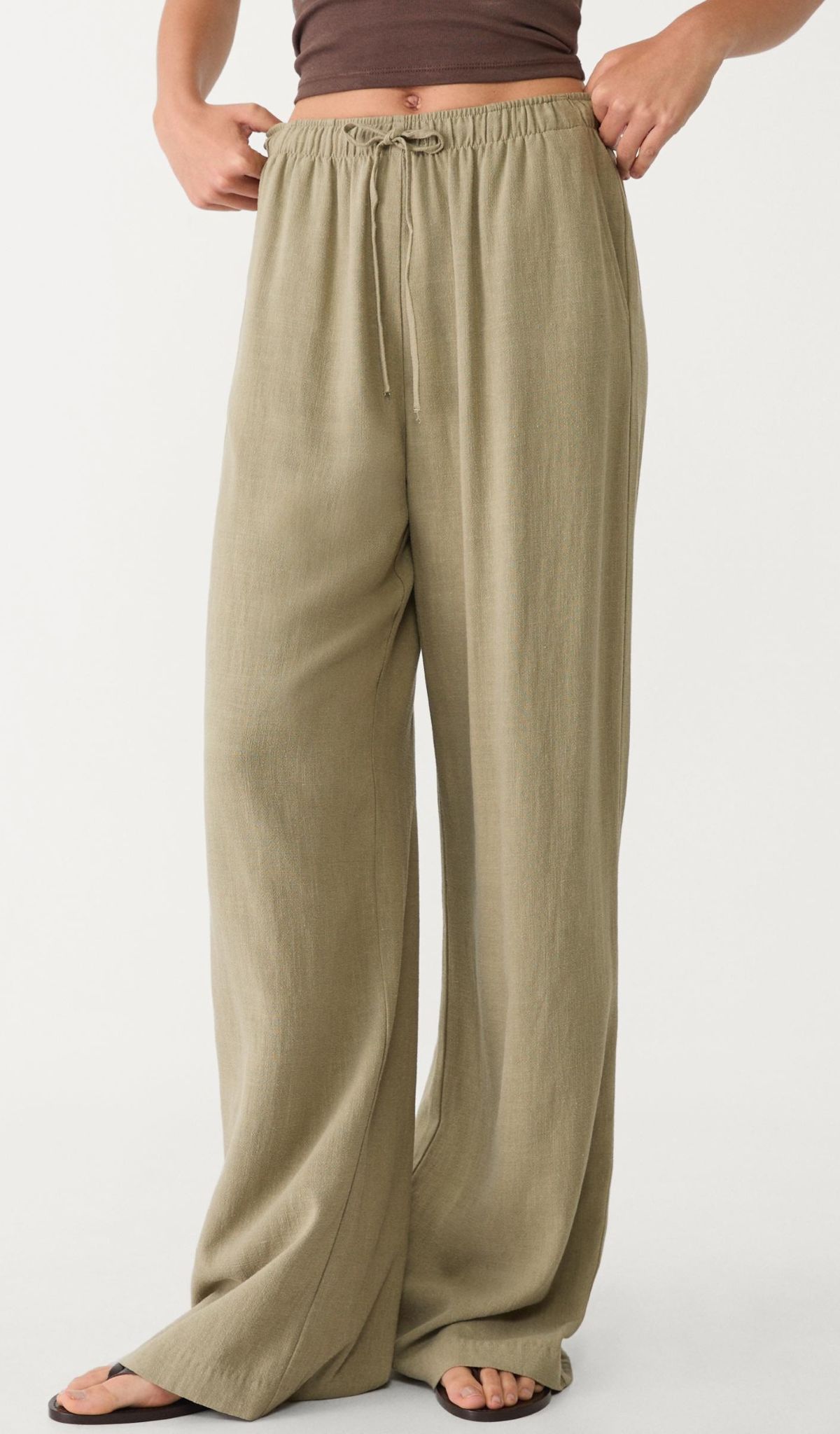 Pantalón fluido con lino de Stradivarius